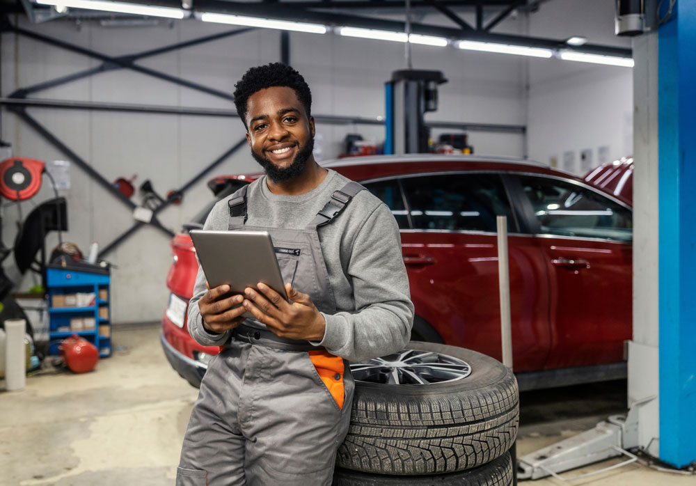 Tyre-fitment-technician-using-Klipboard-software-on-tablet-cropped